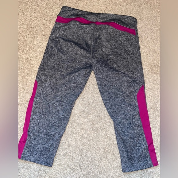 Size small cropped leggings - Picture 3 of 3
